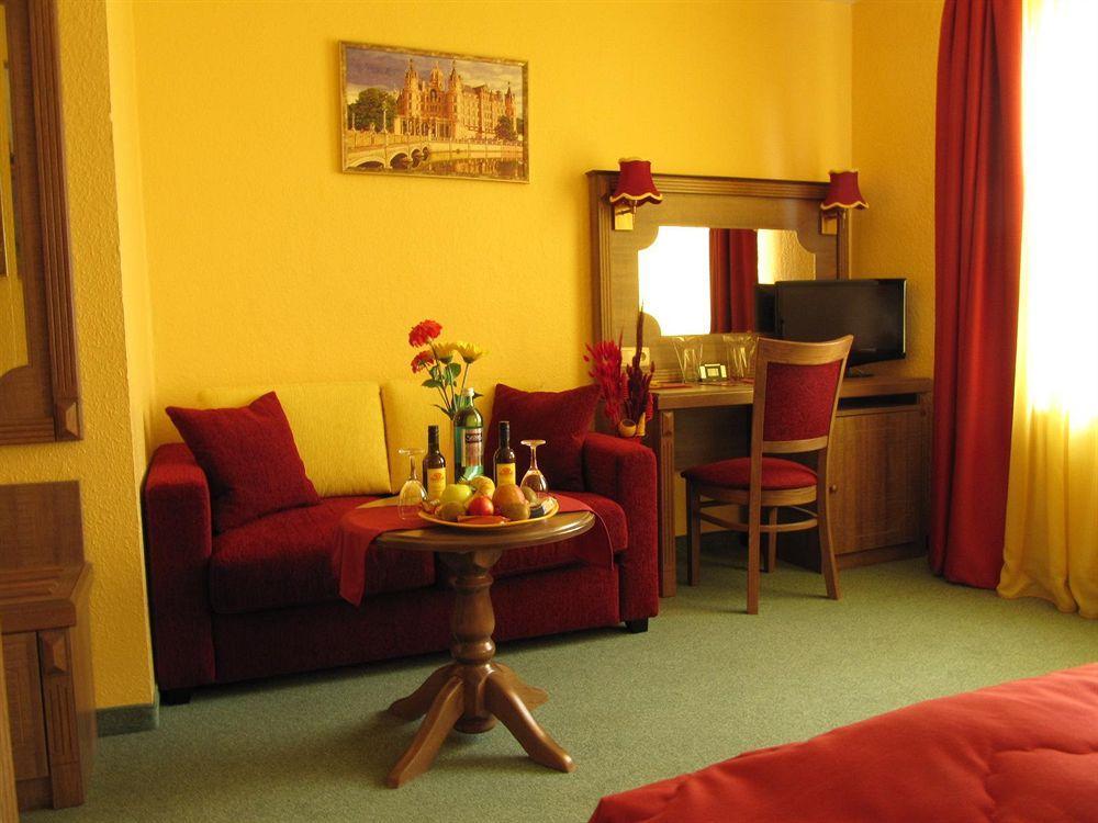 Hotel Am Hauptbahnhof Шверін Екстер'єр фото