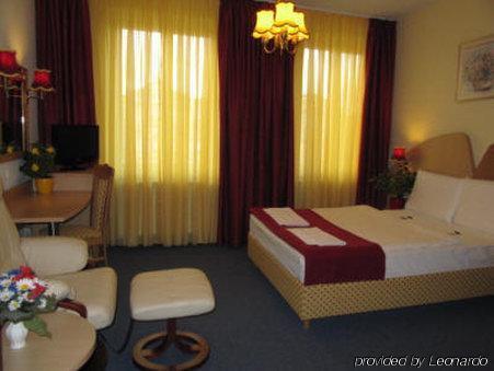 Hotel Am Hauptbahnhof Шверін Екстер'єр фото