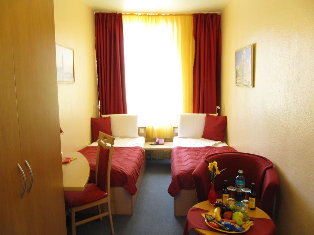 Hotel Am Hauptbahnhof Шверін Екстер'єр фото